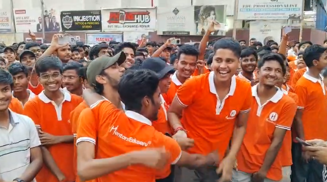 सफलता का जश्न मनाते छात्र