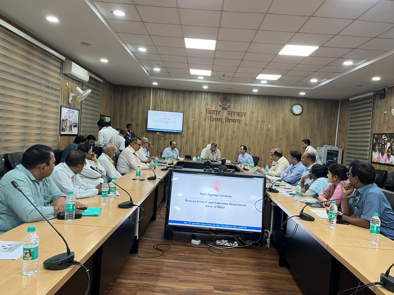 बिहार के बच्चों को मिलेगा क्रॉसवर्ड आधारित शिक्षा, मंत्री सुनील कुमार के समक्ष MOU साइन