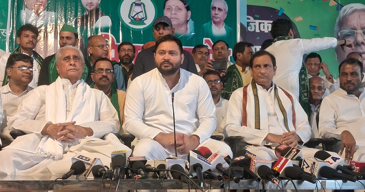 Tejsvwi yadv ja rhe Ranchi,India gthbndhn ki raili me bhag l