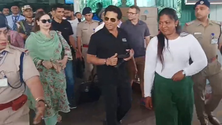 Lord of cricket Sachin Tendulkar reached Ranchi, crowd of fa Lord of cricket Sachin Tendulkar reached Ranchi, crowd of fa