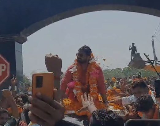 Bhojpuri star Pawan Singh returns the BJP ticket and runs as