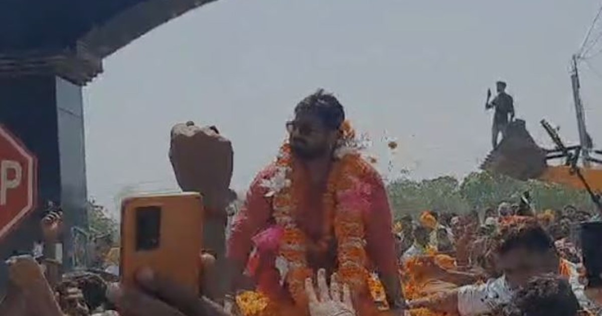 Bhojpuri star Pawan Singh returns the BJP ticket and runs as