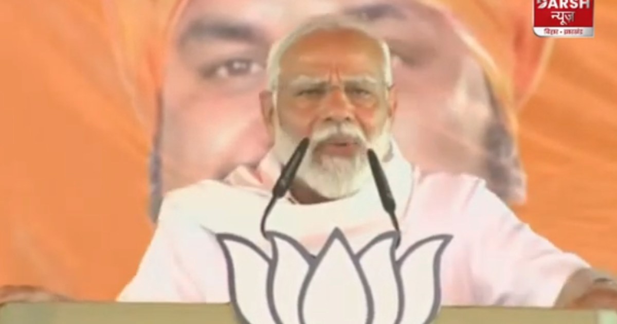 PM Modi blows conch shell from open stage in Jamui, gets emo