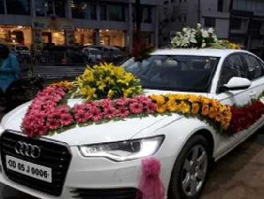 The car of the bride and groom crushed 3 people, then a ruck