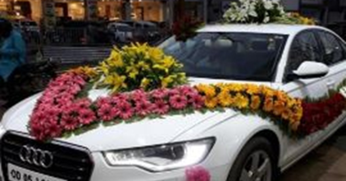 The car of the bride and groom crushed 3 people, then a ruck