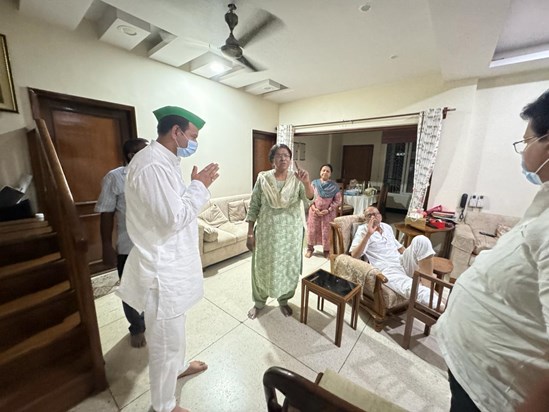 Tej prtap ne sushil modi ko dekhne unke ghr pahuch gye Tej prtap ne sushil modi ko dekhne unke ghr pahuch gye