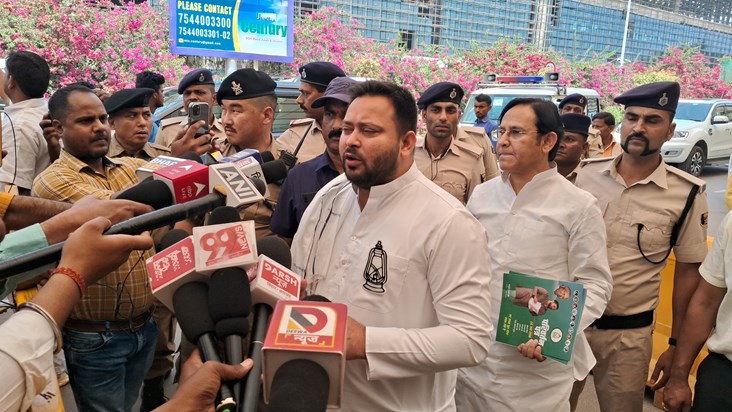 Tejsvwi ne kha sambidhan bdla ja rha hai Tejsvwi ne kha sambidhan bdla ja rha hai