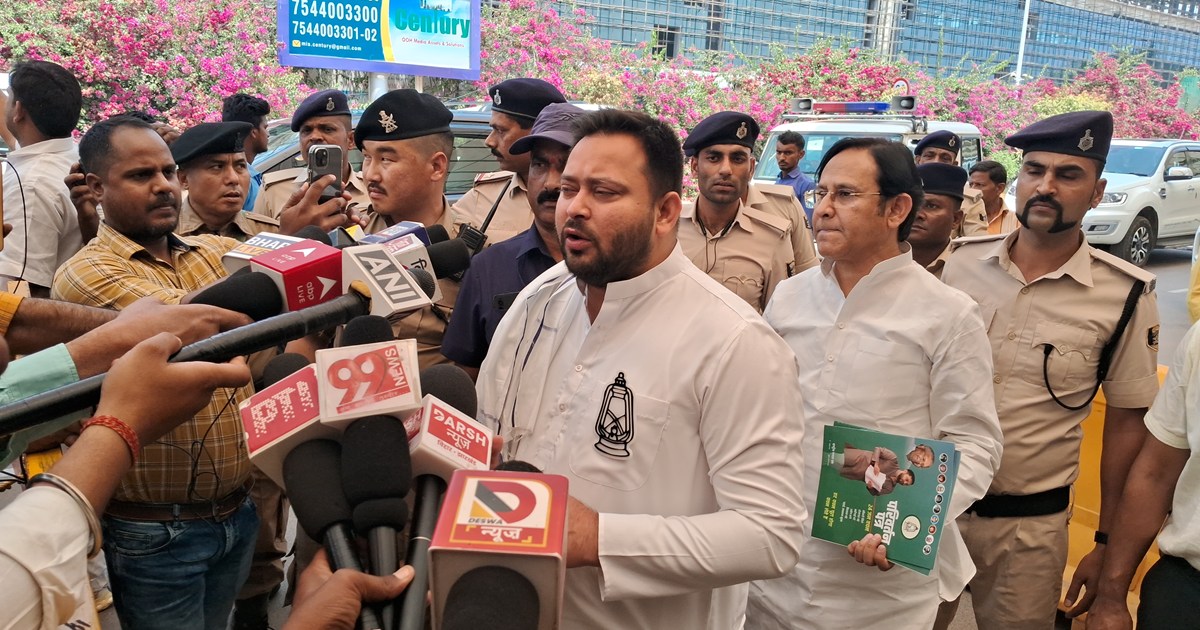 Tejsvwi ne kha sambidhan bdla ja rha hai