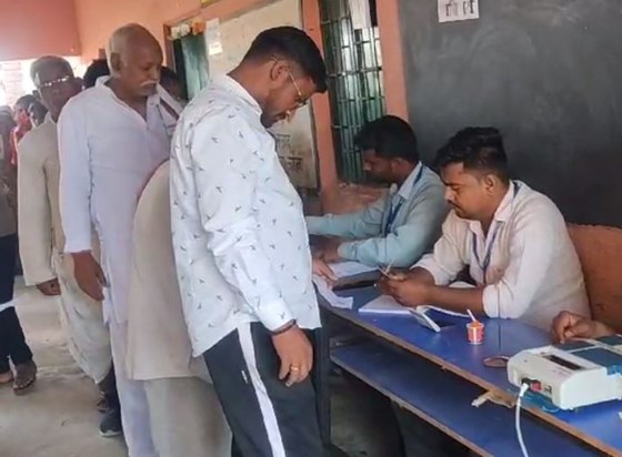 Excitement about voting in AURANGABAD, long queues of voters