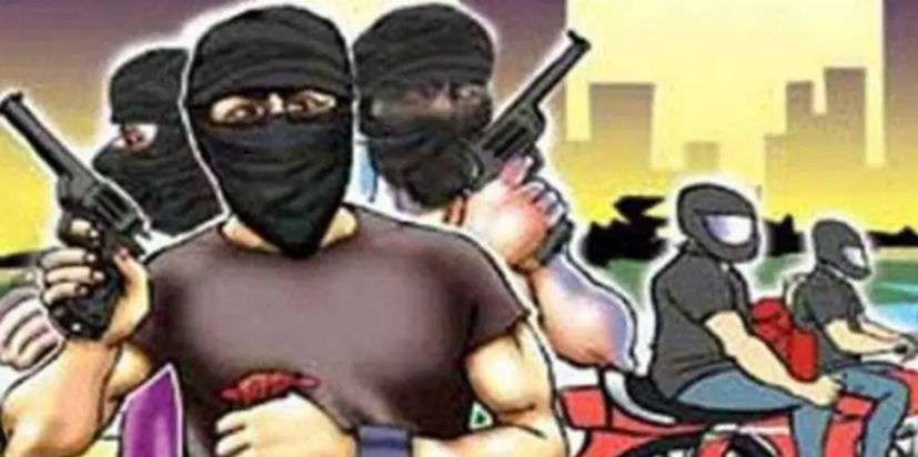 BREAKING Sensation: Fearless criminals looted Rs 10 lakh fro BREAKING Sensation: Fearless criminals looted Rs 10 lakh fro