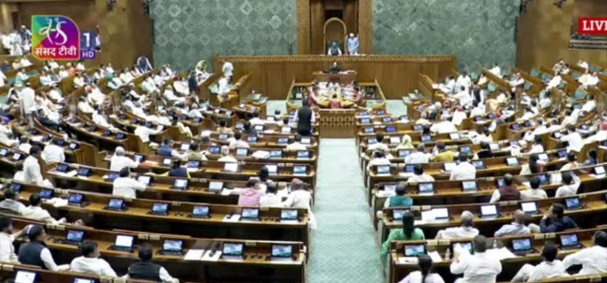 Wakf Amendment Bill passed in Lok Sabha, Owaisi tore the cop Wakf Amendment Bill passed in Lok Sabha, Owaisi tore the cop