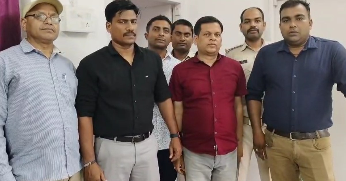 Vigilance caught a clerk of Patna DEO office red handed whil