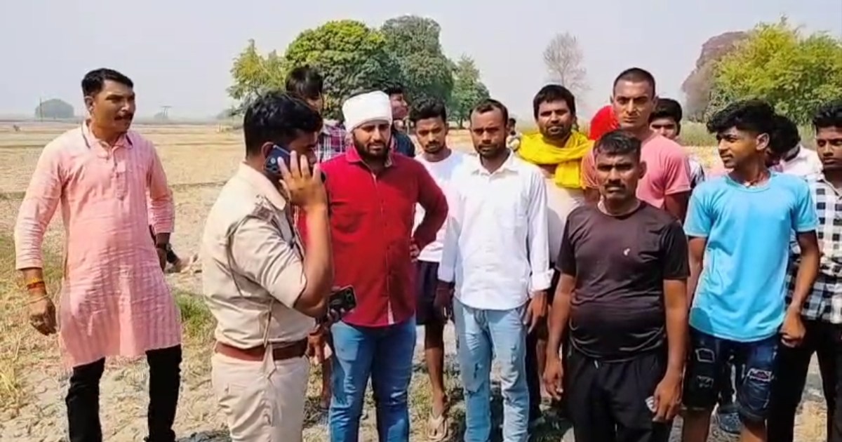 A young man who had come to attend his aunt's daughter's wed