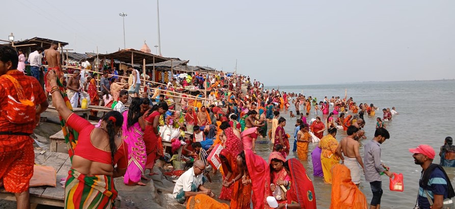 Crowds gathered to take bath in Ganga on the occasion of Aks Crowds gathered to take bath in Ganga on the occasion of Aks
