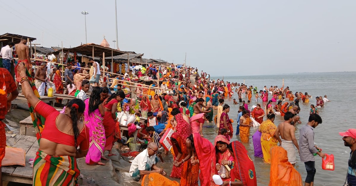 Crowds gathered to take bath in Ganga on the occasion of Aks