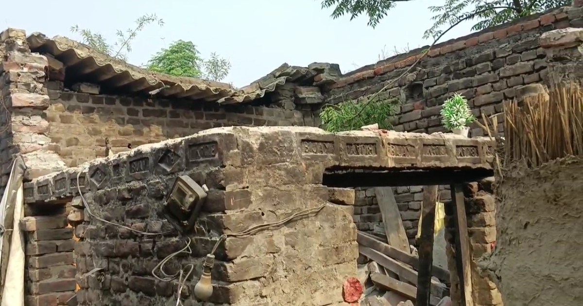 Two children were buried under the balcony of a house in Wes