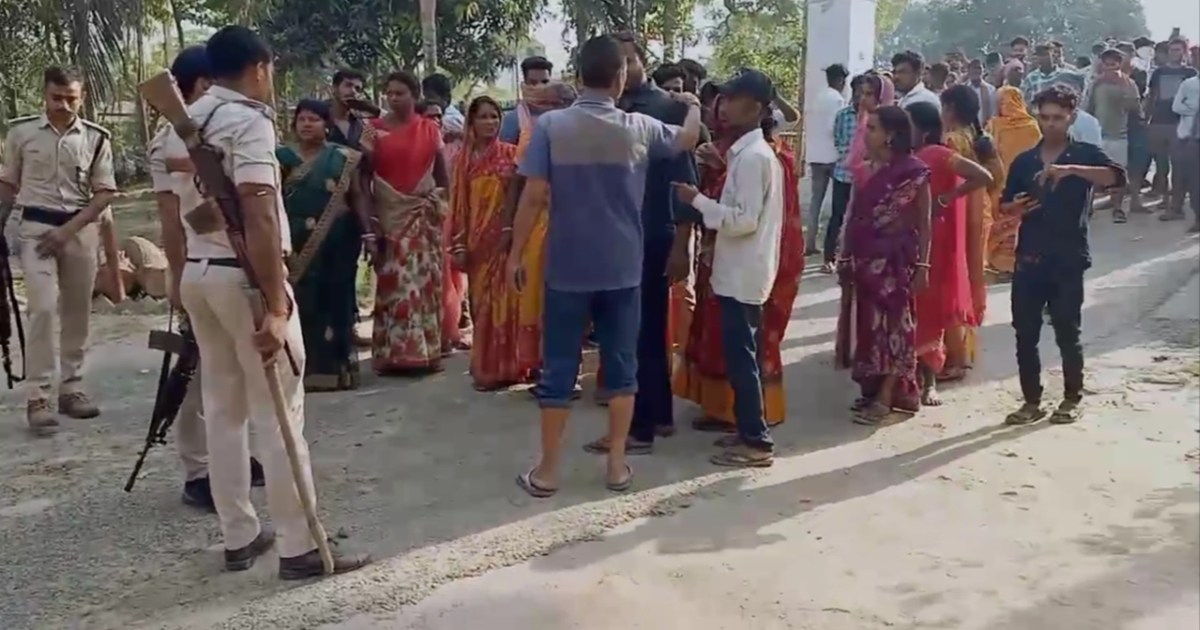 In Katihar, the mob attacked the police station to free the 