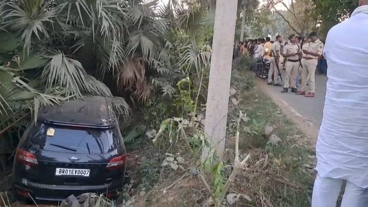 Bihar STF and arms smuggler's car fell into a ditch in Nalan Bihar STF and arms smuggler's car fell into a ditch in Nalan