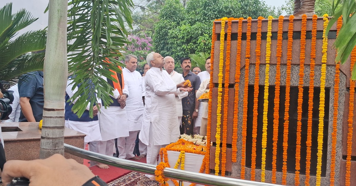 Cm nitish ne bhamasah ki jynti pr kiye yad