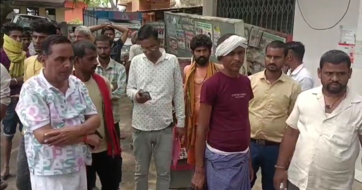 A palm tree fell on a youth in Jehanabad