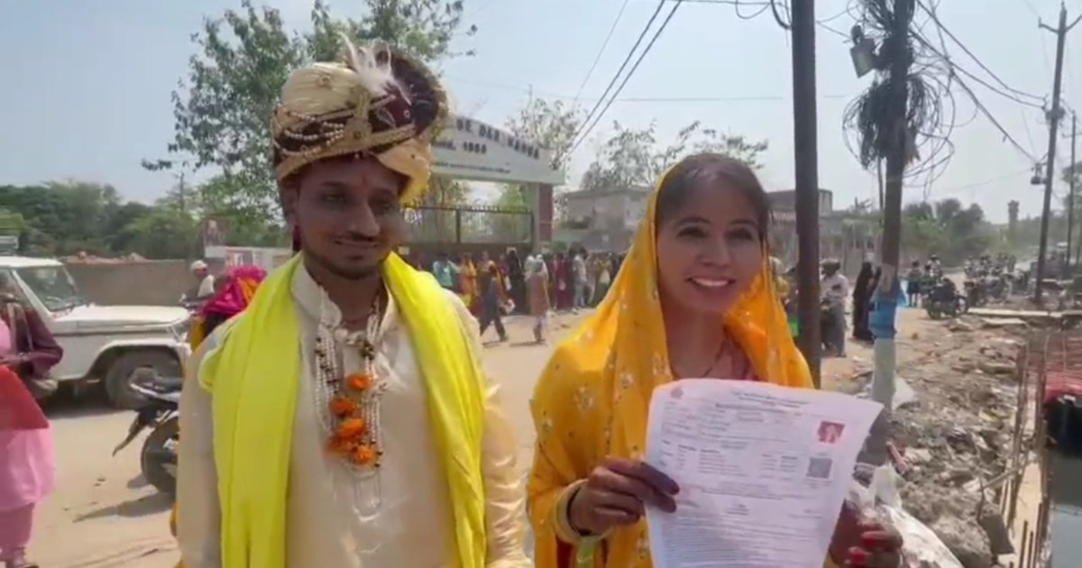 The bride arrived at the examination center with the groom i