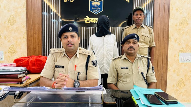 Gaya police and STF caught notorious hardcore Naxalite