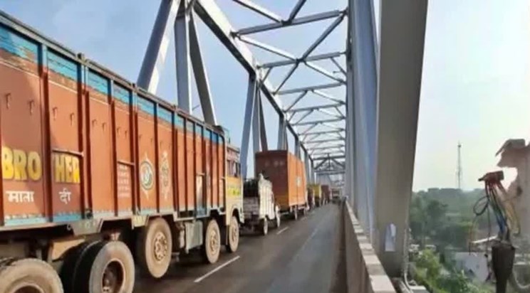 Driver killed in collision between two trucks on Gandhi Setu Driver killed in collision between two trucks on Gandhi Setu