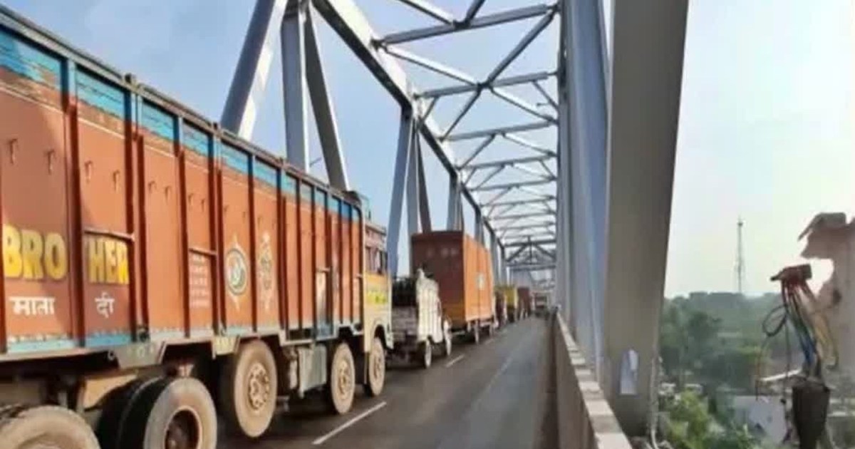Driver killed in collision between two trucks on Gandhi Setu