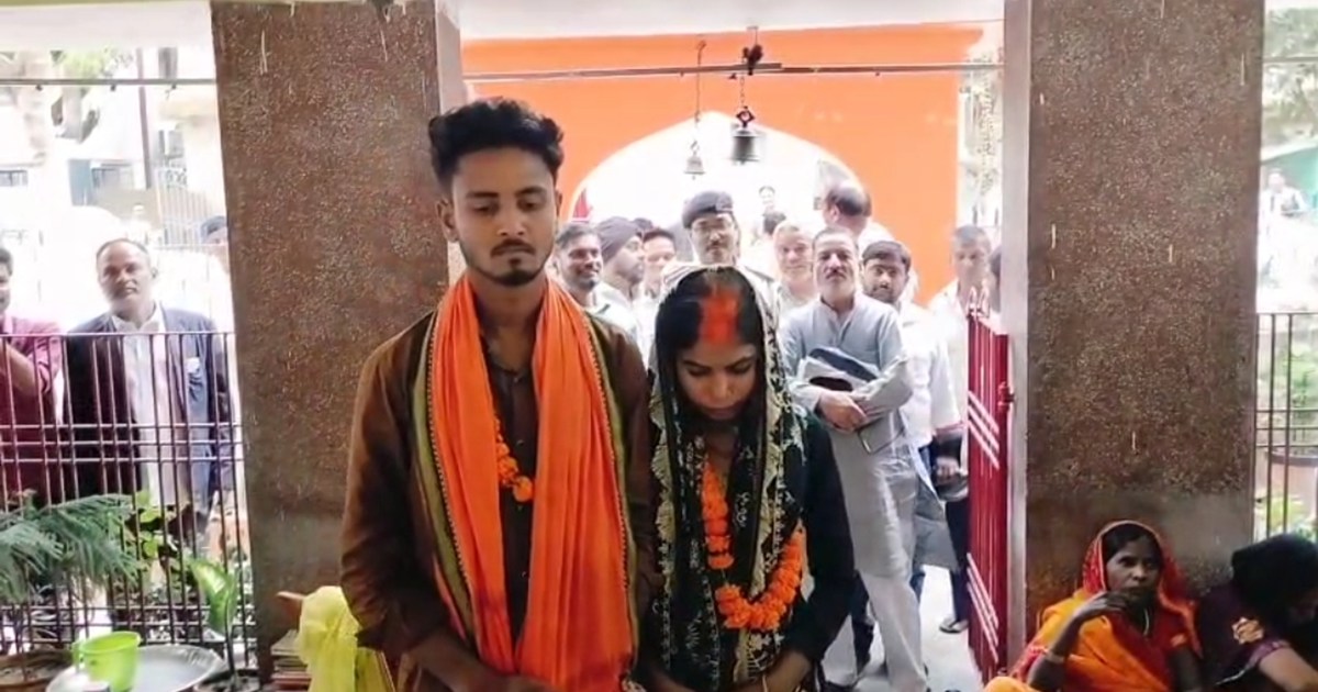 There was no band or procession at the wedding of an event m