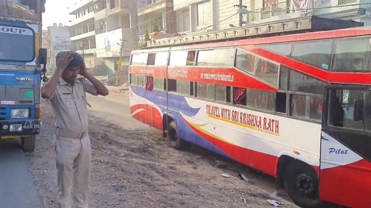 Accident due to negligence of bus driver in Patna, wife of r Accident due to negligence of bus driver in Patna, wife of r