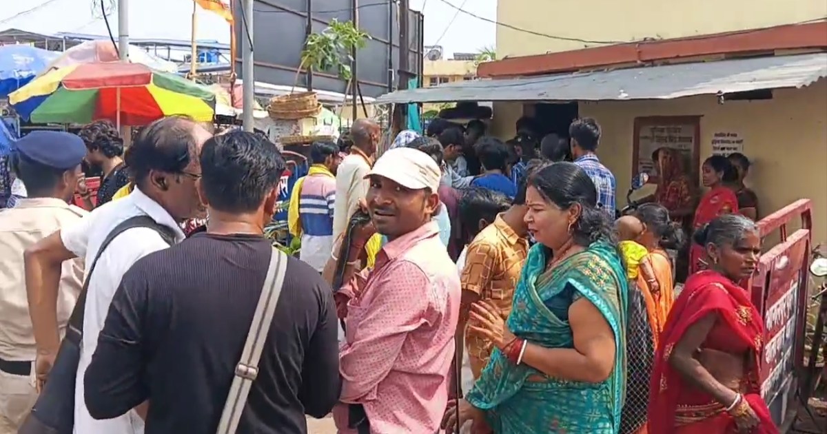 The lover filled his girlfriend's hairline with vermilion in