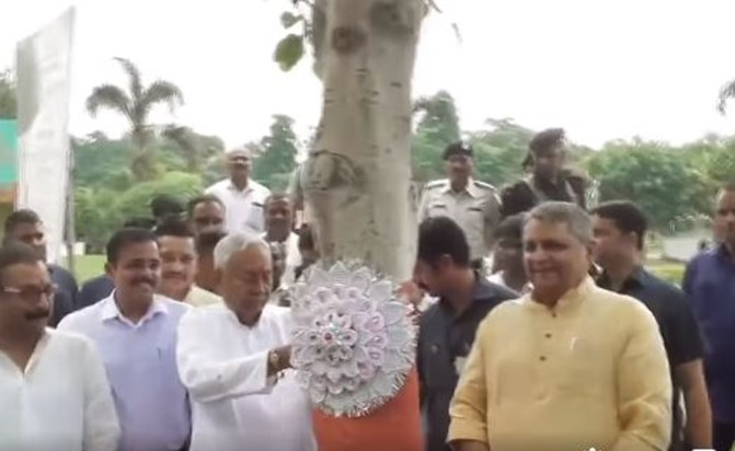 cm nitish tie rakhi on tree of eco park patna news