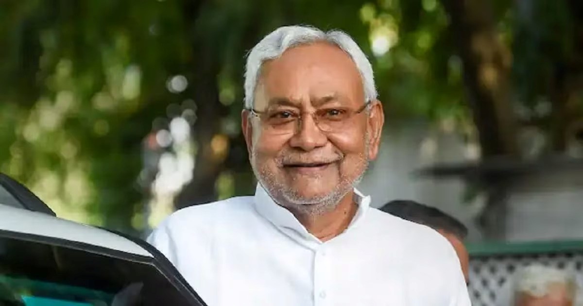 nitish kumar on mobile phone