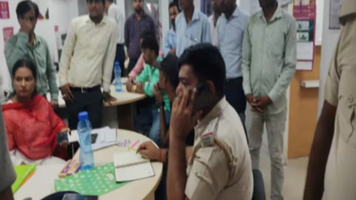 Robbery of one crore from Axis Bank Robbery of one crore from Axis Bank