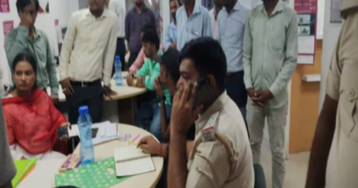  Robbery of one crore from Axis Bank