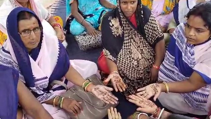 kaimur asha karmi protest through mehendi in hand