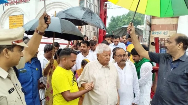 SDPO put umbrella for Lalu Yadav in the midst of heavy rain