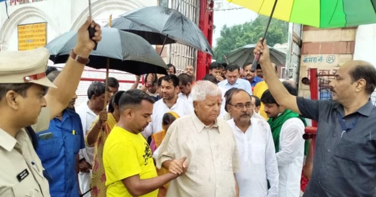 SDPO put umbrella for Lalu Yadav in the midst of heavy rain