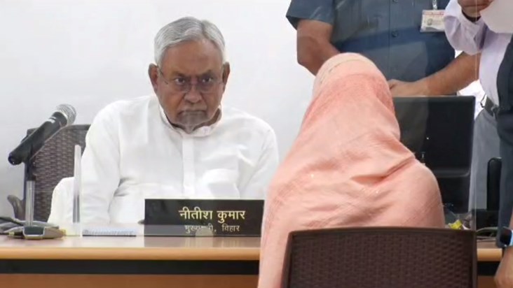  A large number of complainants reached the Janata Darbar