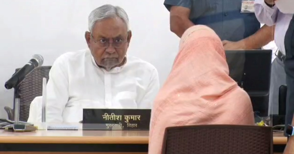  A large number of complainants reached the Janata Darbar