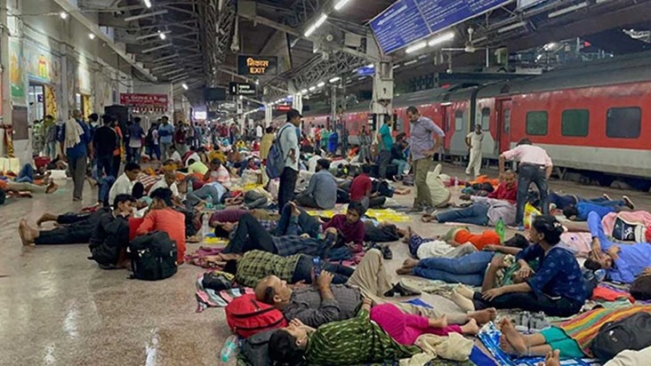 patna-girls-studying-at-the-junction-at-midnight-teacher-can patna-girls-studying-at-the-junction-at-midnight-teacher-can