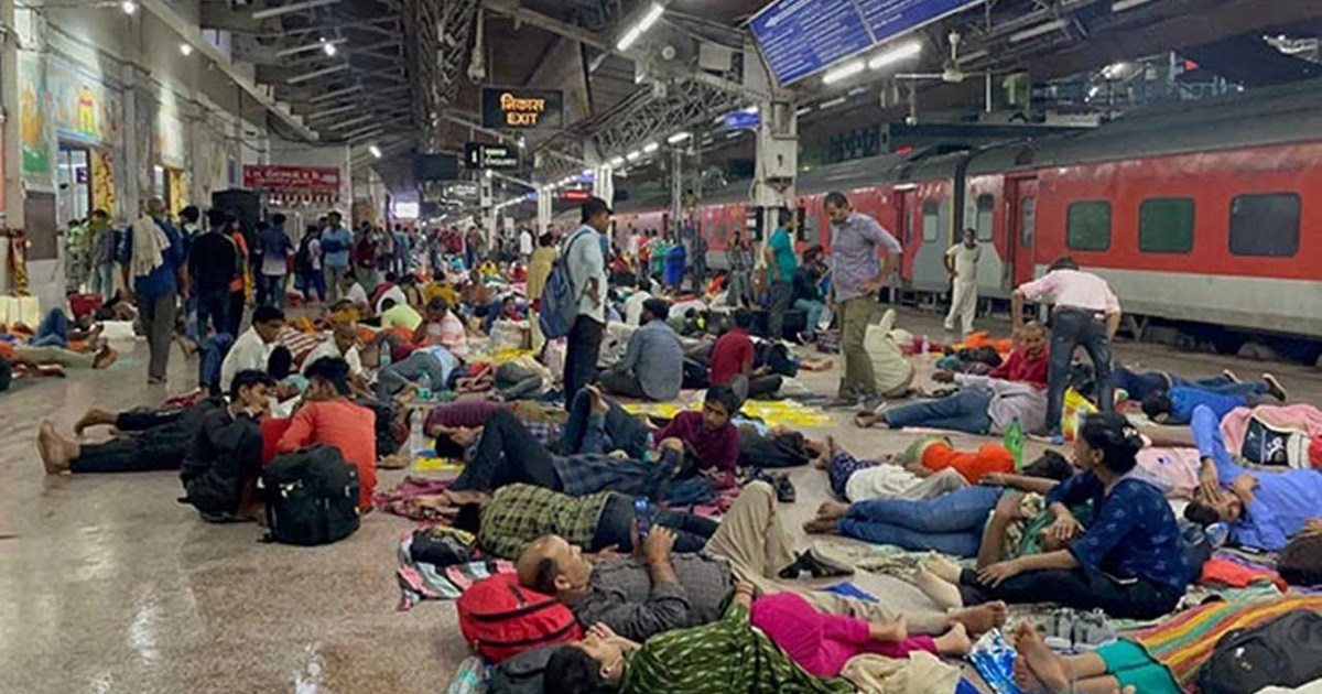 patna-girls-studying-at-the-junction-at-midnight-teacher-can
