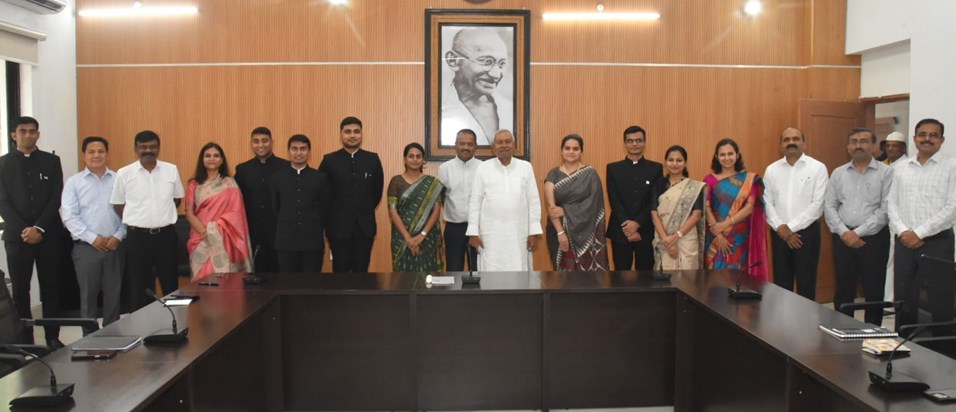 upsc toppers meet cm nitish kumar upsc toppers meet cm nitish kumar