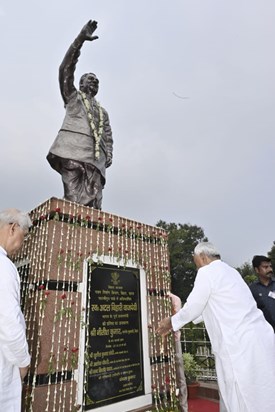 Svrgiy atl bihari vajpei ki punytithi cm nitish ne diya shrd