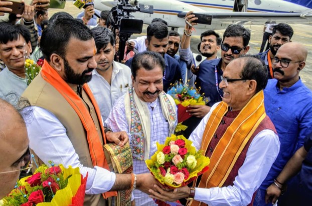 Kendiry mntri shivraj singh chauhan pahuche patna jmkr hua s Kendiry mntri shivraj singh chauhan pahuche patna jmkr hua s