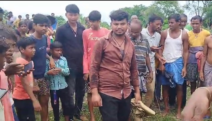 There was a stampede in Jamtara as soon as a python came out There was a stampede in Jamtara as soon as a python came out