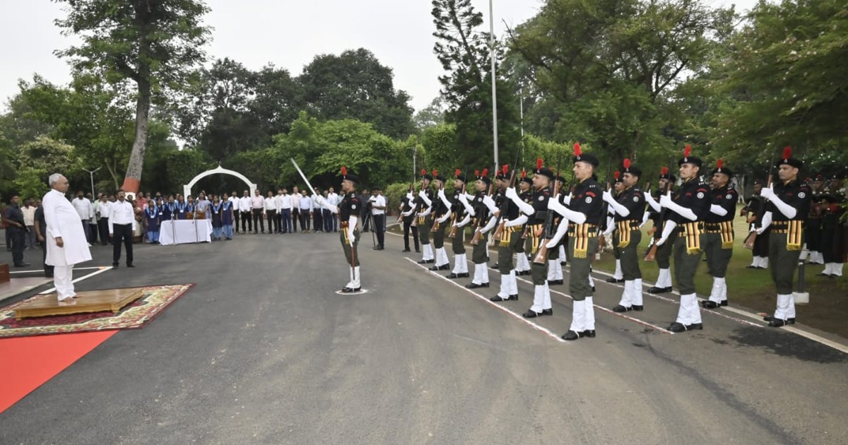 CM Nitish hoisted the tricolor at his official residence