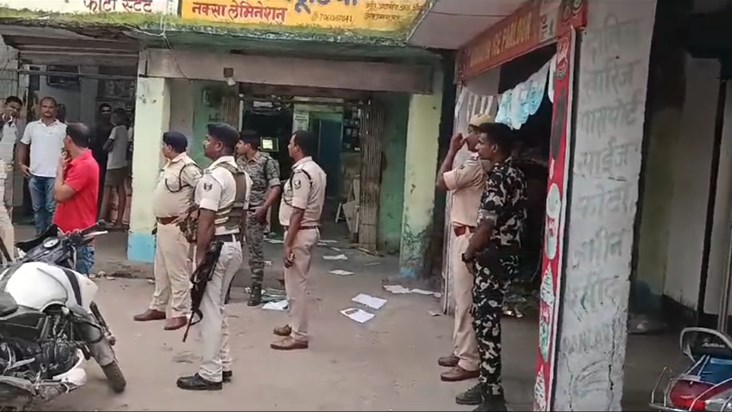 A shopkeeper attacked two policemen with scissors in Jehanab