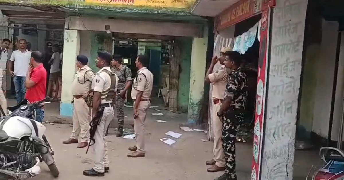 A shopkeeper attacked two policemen with scissors in Jehanab