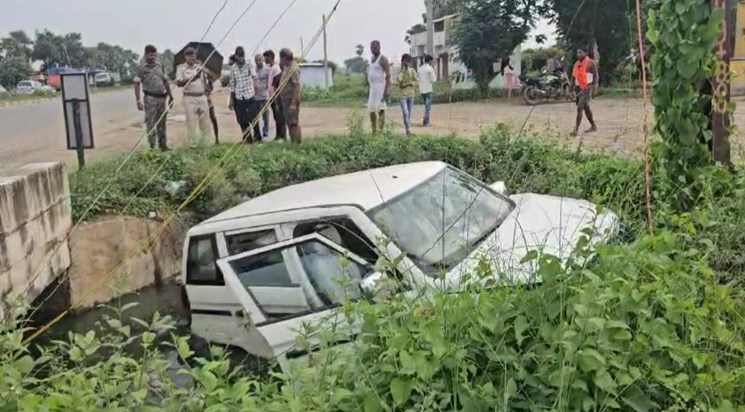 Magadh commissioner's secretary's car met with an accident, Magadh commissioner's secretary's car met with an accident,
